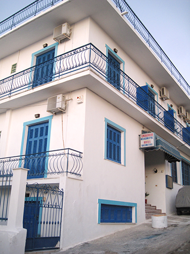 ギリシャ・青い窓の家