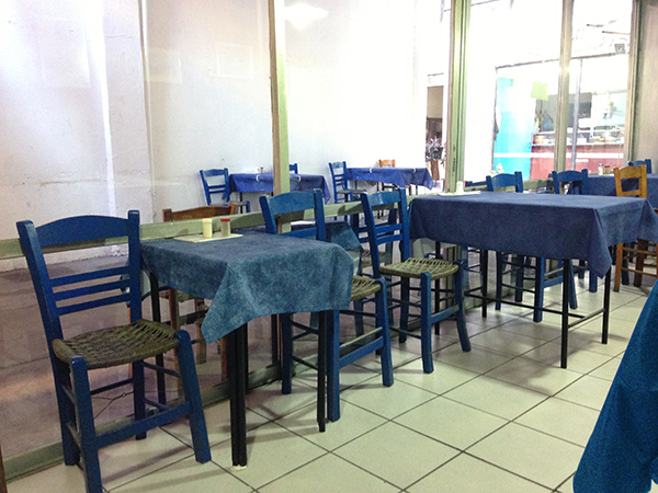 港の食堂・青いテーブルセット